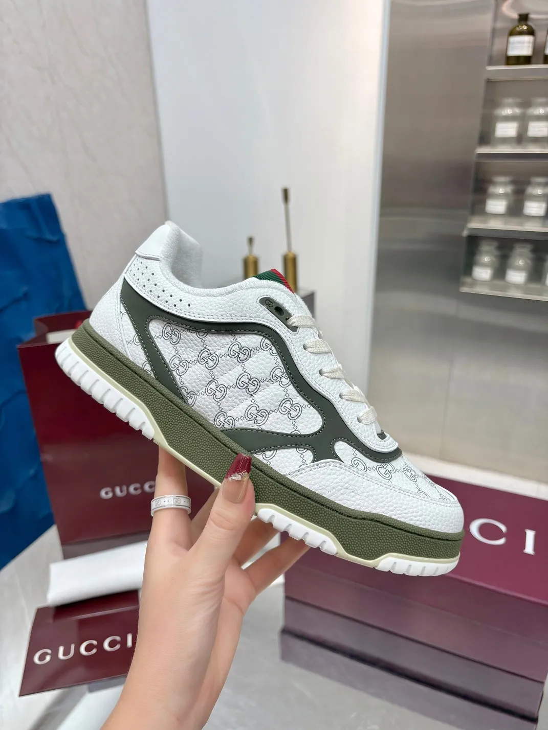 Men's Men's Shoes 💰660 Gucci Gucci's latest hot-selling series of high and low-top distressed couple sneakers are shipped. Original purchase, development and production. This high-low top sneaker adopts a basketball-style silhouette design, cleverly integrated with hollow panels and distressed effects, showing its unique ingenuity. The ingenuity incorporates brand logo details such as interlocking Double G styling accessories and Gucci lettering, a low-key tribute to the brand's design heritage.  ▪️ Fabric: Original customized imported first-layer cowhide ▪️ Lining: Sweat-absorbent and deodorant towel lining ▪️ Sole: Original molded TPU sole ▪️ Sole thickness: 3cm ▪️ Size: Male 39-46 (46 customized)